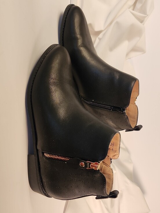 Macy's Shoes - Black Leather Ankle Boots with Side Zip From Macy's Journee Collection Size 9